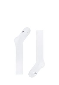 Een paar witte kniekousen, waarvan er eentje plat ligt en de ander gebogen is bij de enkels, met kleine zwarte afgedrukte tekst dichtbij de tenen.