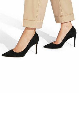 Décolleté neri in suede con punta affusolata e sottile tacco a stiletto. Le scarpe presentano un discreto dettaglio di ritaglio sul lato.