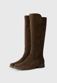 Bruine suede kniehoge laarzen met een gladde textuur, ronde neus en een lage gestapelde hak, voorzien van zij-elastische panelen voor gemakkelijk aan- en uittrekken.