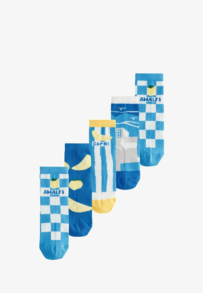 Fünf bunte Socken mit blau-weißen Mustern, die Zitronen, Gebäude und die Worte "AMALFI" und "CAPRI" zeigen, in diagonaler Linie angeordnet.