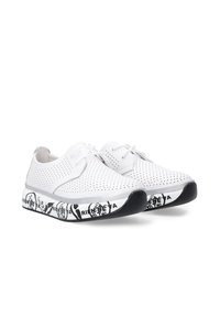 Weiße durchbrochene Sneaker mit abgerundeten Zehen, flachen Schnürsenkeln und schwarzen gemusterten Sohlen, die Grafiken und Textakzente aufweisen. Strukturierte obere und untere Oberfläche.
