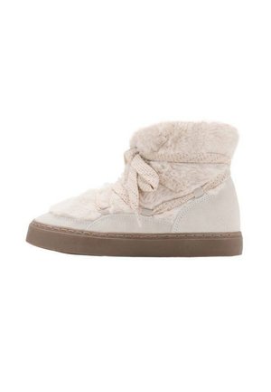 Botas de tobillo de ante marfil con cuello de pelo, que cuentan con un cierre de cordones en la parte delantera, superficie texturizada y suela de goma marrón.