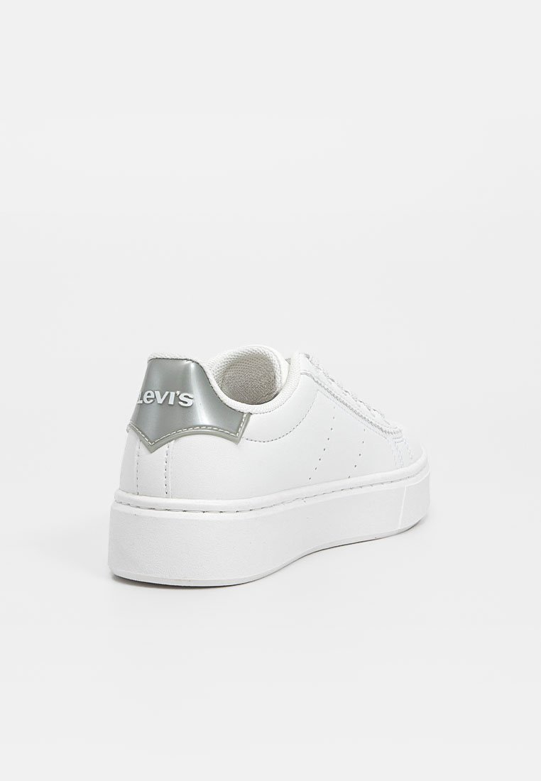 Baskets blanches avec une tige en cuir lisse, une épaisse semelle en caoutchouc blanc et un contrefort en cuir gris avec le logo Levi's. Design minimaliste.