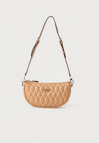 Hellbraune gesteppte Handtasche aus Kunstleder mit geschwungener Form, einem verstellbaren Trageriemen und silbernen Logodetails, ausgestattet mit einem Reißverschluss.