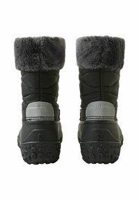 Czarne zimowe buty z pikowaną nylonową cholewką, szarym sztucznym futrzanym kołnierzem, gumową podeszwą i szarymi skórzanymi akcentami na pięcie.