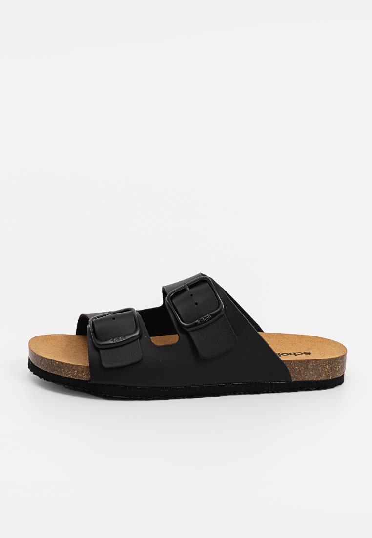 Sandal nera con apertura sulla punta, suola in sughero e due cinturini regolabili con fibbia, tacco piatto e soletta morbida marrone, visibile su sfondo bianco.