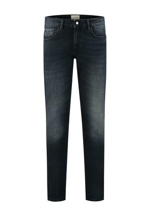 Jeans de mezclilla oscura con un corte ajustado, que cuentan con cinco bolsillos, un desgaste sutil y costuras en contraste. La tela tiene una textura suave.