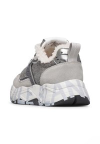 Sneaker grigio con tomaia in suede e tessuto, accenti metallici, rivestimento interno morbido e suola bianca con motivo che presenta un dettaglio di branding.