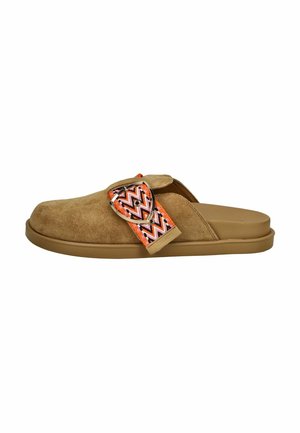Brun ruskind slip-on sko med tyk sål og farverig orange, pink og sort zigzag mønstret spænde rem.