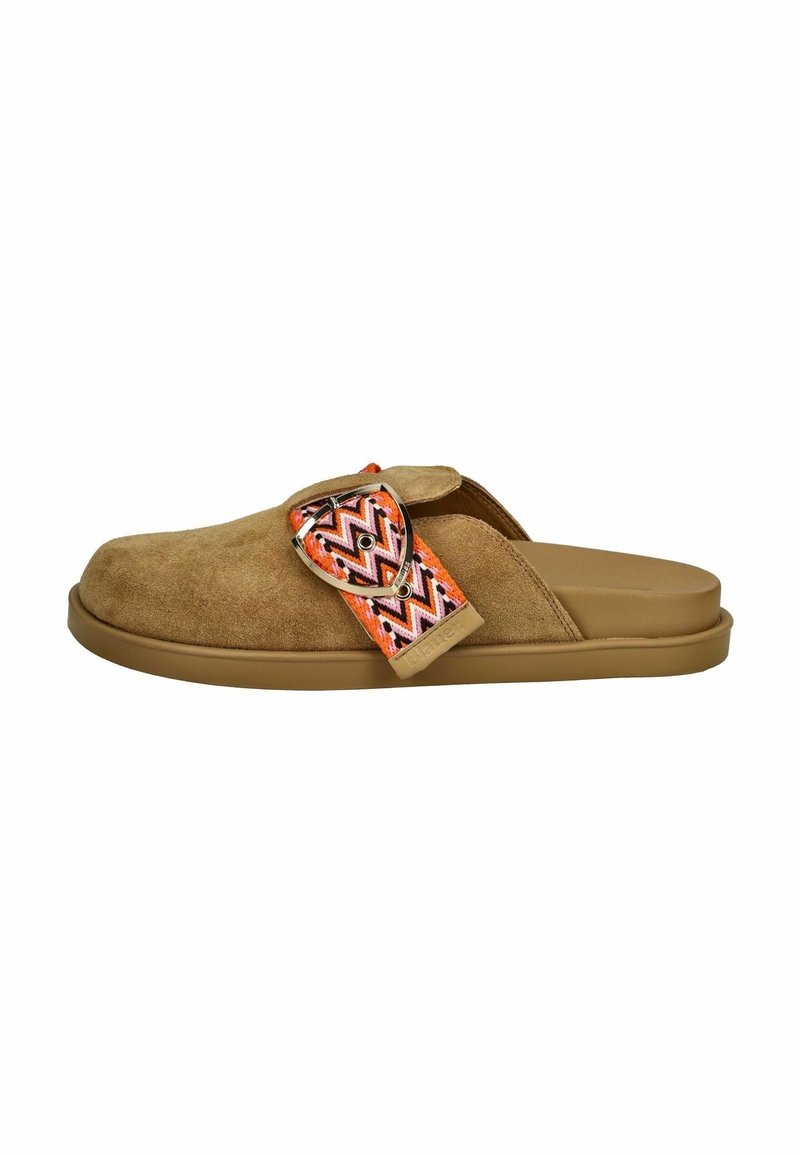 Mocassin en daim marron à enfiler avec semelle épaisse et bride à boucle colorée motif zigzag orange, rose et noir.