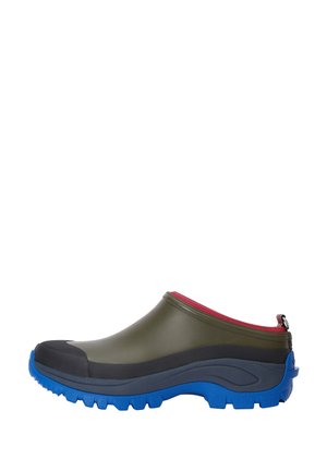 Scarpa outdoor impermeabile a taglio basso con parte superiore verde oliva, puntale nero, suola blu e fodera interna rossa, mostrata di profilo.