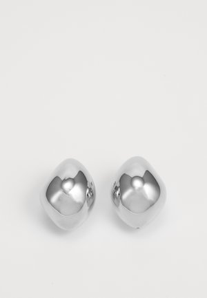 Zilveren metalen oorbellen met een gladde, ronde vorm, voorzien van een gepolijste afwerking en een reflecterend oppervlak. Minimalistisch ontwerp zonder versieringen.