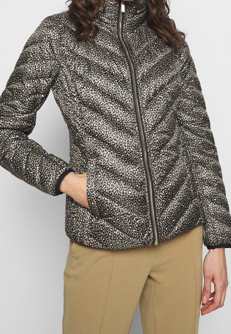 Veste rembourrée avec un imprimé léopard doré et noir, fermeture éclair, col montant, et poignets et ourlet élastiques, fabriquée à partir d'un tissu lisse.