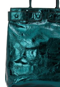 Teal læder tote taske med en blank, krøllet tekstur; har to robuste håndtag og afrundede dekorative hardwaredetaljer.
