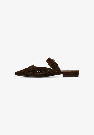 Bruine suède mule met geperforeerde diamanten uitsnijdingen, puntige neus, platte hak en verstelbare band met een gouden gesp.