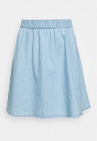 Falda de mezclilla azul claro con cintura elástica, que presenta un diseño acampanado y una textura suave. Los acabados del dobladillo son limpios y ordenados.