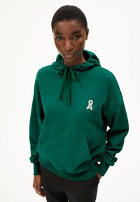 Sweatshirt vert avec une finition texturée, doté d'une capuche à cordon de serrage, d'une poche frontale et d'un petit logo en ruban brodé. Taille standard.
