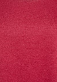 Kortärmad t-shirt med rundad hals i enfärgad burgundytuft; mjuk textur med ett subtilt melerat mönster.