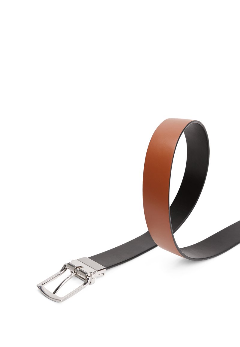 Cintura in pelle marrone con una fibbia in metallo argentato lucido, caratterizzata da una texture liscia e un design semplice e piatto, che presenta una combinazione di colori bicolore.