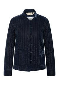 Marinblå quiltad jacka med ståkrage, framknäppning, två fickor med lock och ribbad textur. Har en figurnära silhuett.