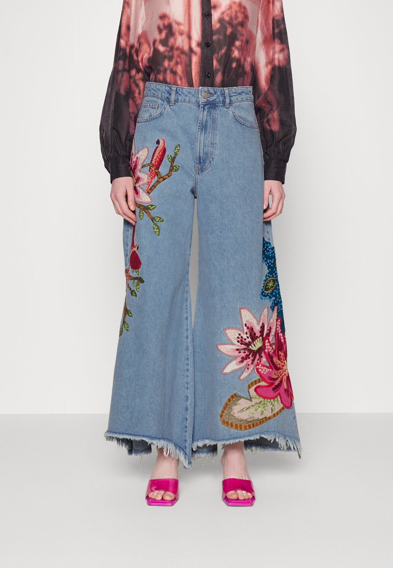 Farm Rio EMBROIDERED PANTS Jeans Relaxed Fit denim blue/mehrfarbig