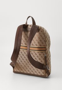 Sac à dos en tissu à motifs marron avec un compartiment zippé, des sangles marron et une bande accent beige. Surface texturée avec des détails de logo.