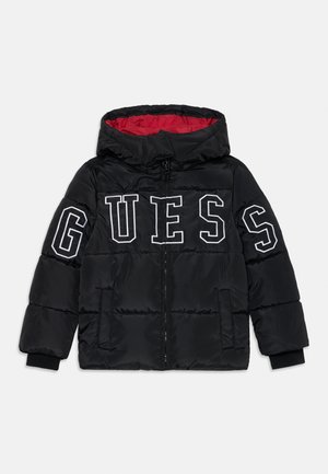 Doudoune noire avec fermeture éclair sur le devant, capuche et grand lettrage blanc "GUESS". Doublure intérieure rouge, avec des poignets côtelés et des poches latérales.