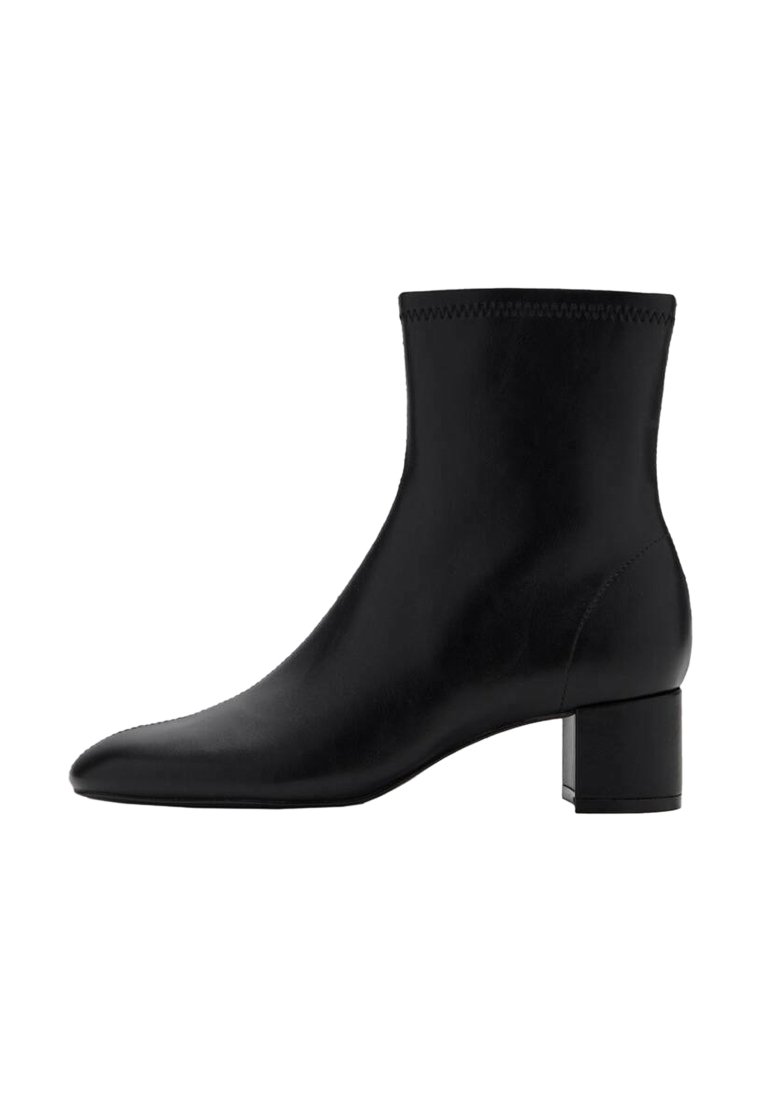 Botín de cuero negro hasta el tobillo con punta afilada y tacón rectangular. Superficie lisa con un sutil detalle de costura alrededor del borde superior.
