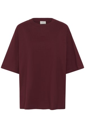 T-shirt oversize bordeaux foncé à manches courtes, col rond et petit logo embossé centré sur la poitrine.
