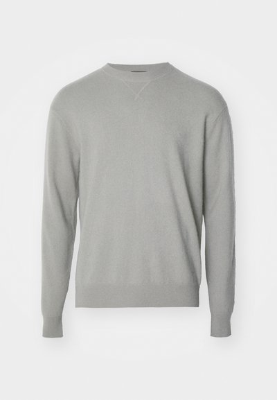 Pull-over long-sleeve gris clair en tricot doux. Il présente un col rond et des poignets et un ourlet côtelés. Design simple et sans ornement.