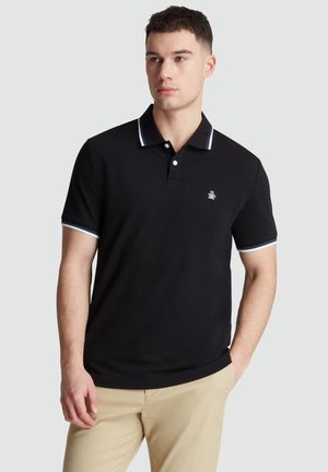 Schwarzes Poloshirt mit kurzen Ärmeln, weißen und blauen gestreiften Kragen und Ärmelsäumen, mit einem kleinen Logo auf der Brust.
