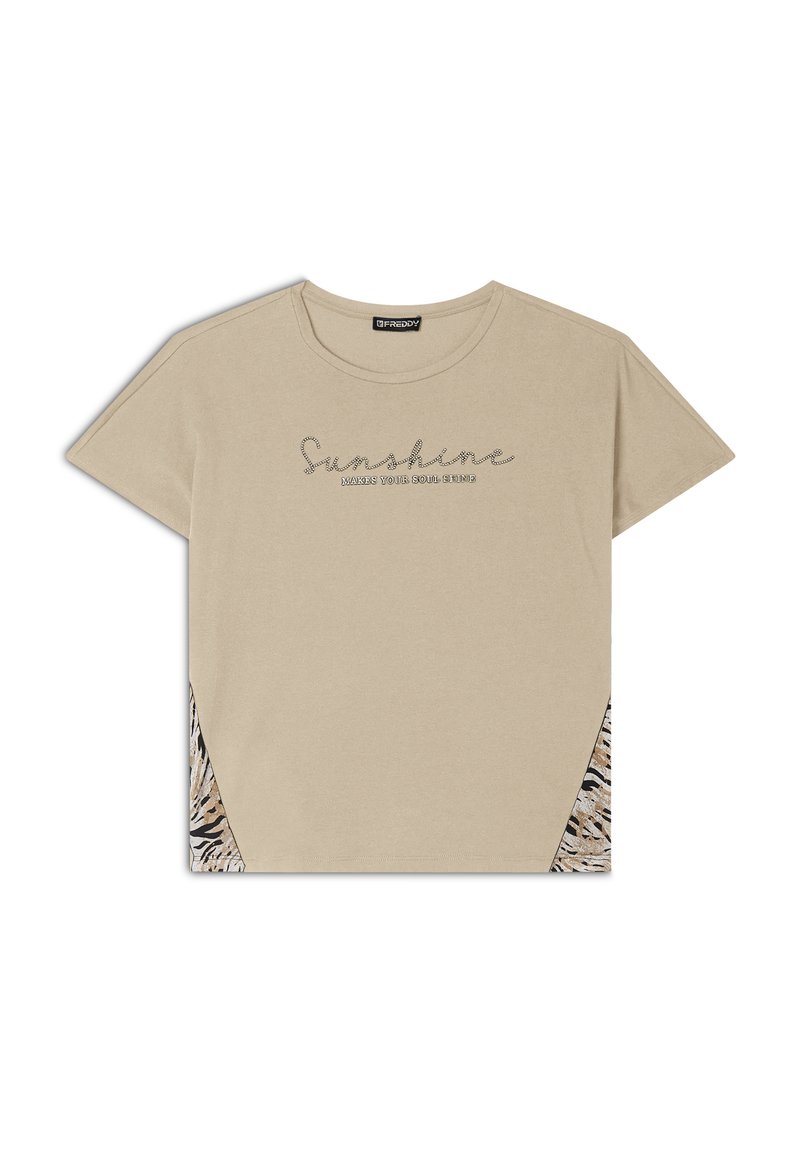 Camiseta de algodón beige con mangas cortas, con la palabra "Sunshine" impresa en letras texturizadas, que presenta paneles de acento con patrones en negro y marrón en los lados.