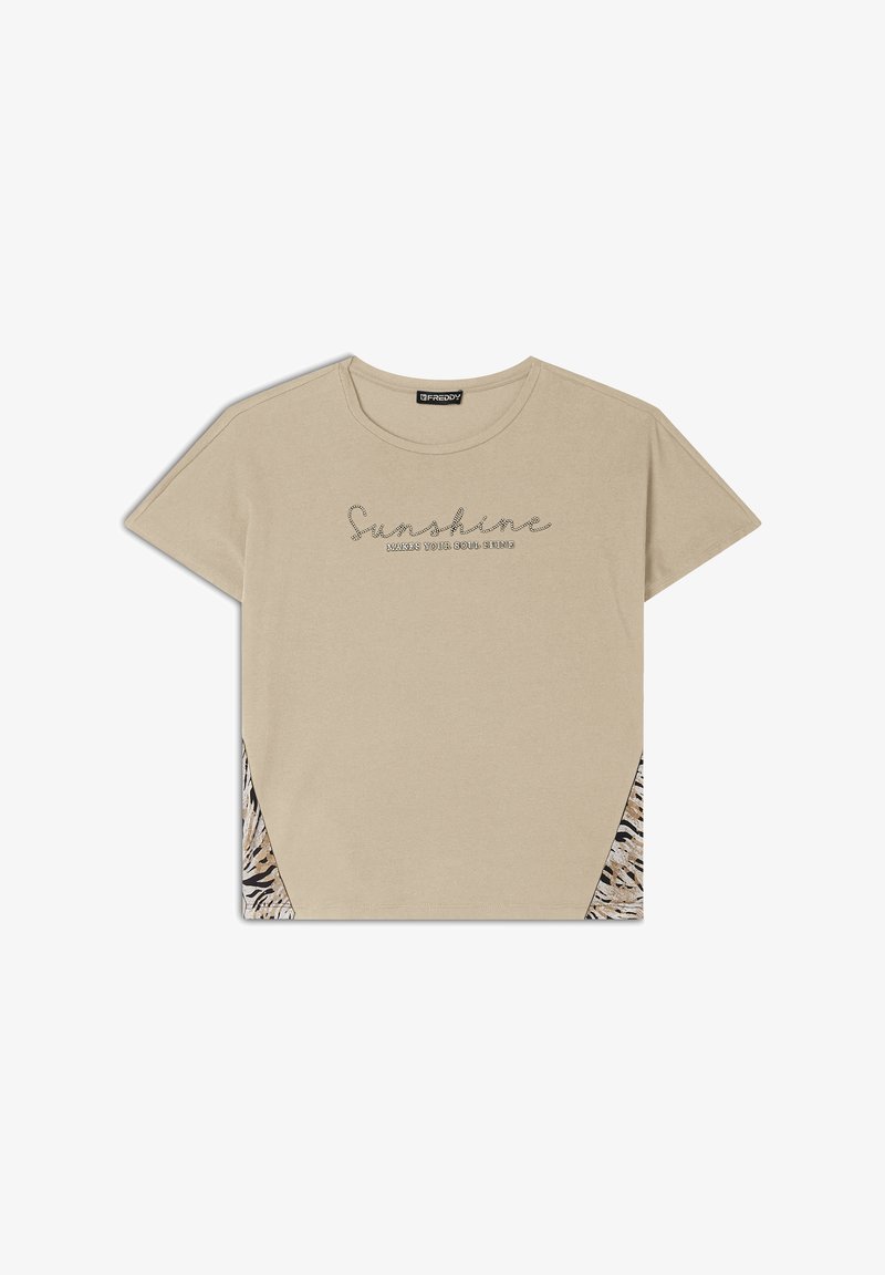 Camiseta de algodón beige con mangas cortas, con la palabra "Sunshine" impresa en letras texturizadas, que presenta paneles de acento con patrones en negro y marrón en los lados.