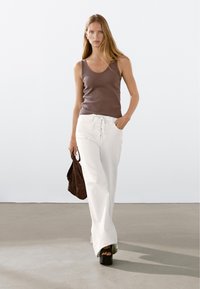 Massimo Dutti FLARED HIGH-WAIST - Široké džíny - white