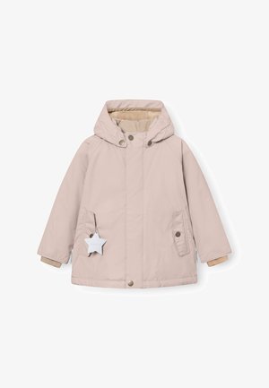Zateplený ružový kabát s kapucňou, vybavený Puzdro na gombíky, bočnými vreckami a hviezdicovou visačkou. Interiér je podšitý mäkkou béžovou textúrou.