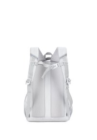 Zaino bianco con schiena in rete imbottita, spallacci regolabili e dettagli riflettenti. Dispone di tasche laterali doppie e una finitura liscia e testurizzata.