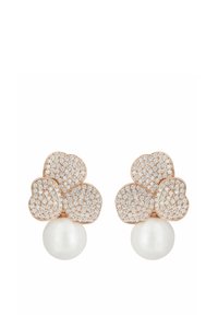 Pendientes de oro rosa que presentan tres elementos en forma de flor, incrustados con piedras transparentes, y una gran gota de perla blanca en la parte inferior.