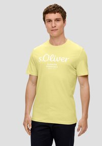 s.Oliver MIT FRONT - T-shirt print - helles zitrone