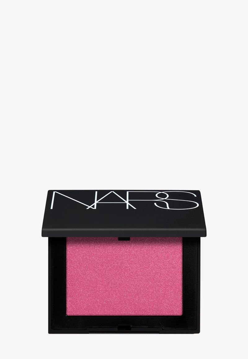 Boîtier noir NARS ouvert avec fard à joues rose scintillant à l'intérieur, photographié sur un fond blanc uni.
