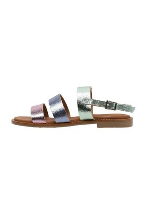 Sandales plates avec des brides métalliques rose, bleues et vertes, semelle en cuir, et une bride de cheville ajustable. Semelle beige clair avec des détails de couture.
