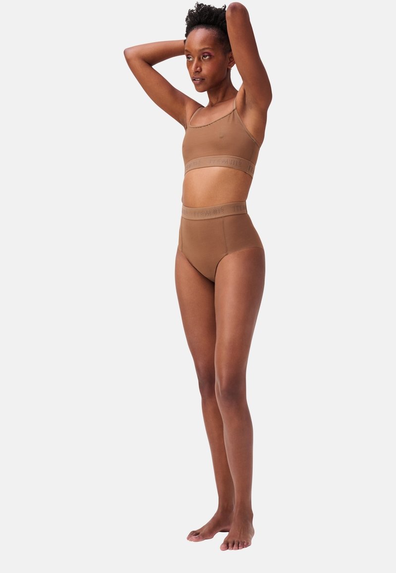 Set di bralette seamless marrone e mutandine a vita alta. Tessuto morbido ed elastico con fascia in vita con logo. Design semplice e colore neutro.