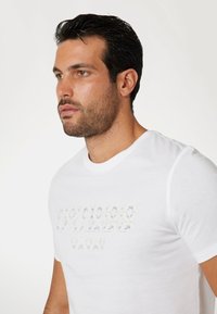 Guess FRONTLOGO - Marškinėliai su spaudiniu - weiß