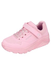 Zapatilla deportiva rosa con un upper texturizado, acentos de malla y una correa de Velcro. Presenta una puntera redondeada y un forro interior estampado.