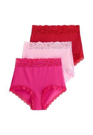 Tre kvinders trusser med høj talje i rød, lyserød og mørk pink med blomsterblondekant ved talje og benåbninger.