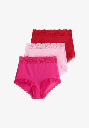 Drie damesonderbroeken met hoge taille in rood, lichtroze en donkerroze, met bloemenkant aan de rand van de tailleband en pijpjes.