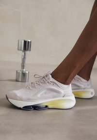 Nike Performance VERSAIR - Trainingsschuh - platinum violet/smokey mauve/soft yellow/metallic silver/black