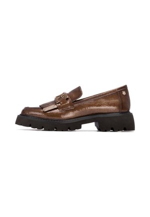 Mocasines de charol marrón con una suela gruesa negra, que presentan una correa frontal con un hebilla decorativa y un diseño de punta redonda.