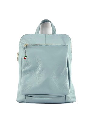Lichtblauwe leren rugzak met een gestructureerd oppervlak, voorzak met rits en gouden accenten. Voorzien van een bovenhandvat en een decoratieve Italiaanse vlagtag.