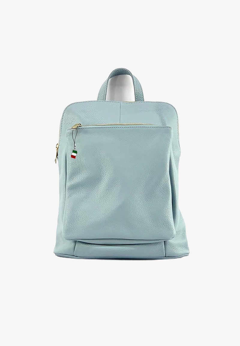 Sac à dos en cuir bleu clair avec une surface texturée, poche zippée à l'avant et quincaillerie dorée. Il comprend une poignée sur le dessus et une étiquette décorative du drapeau italien.