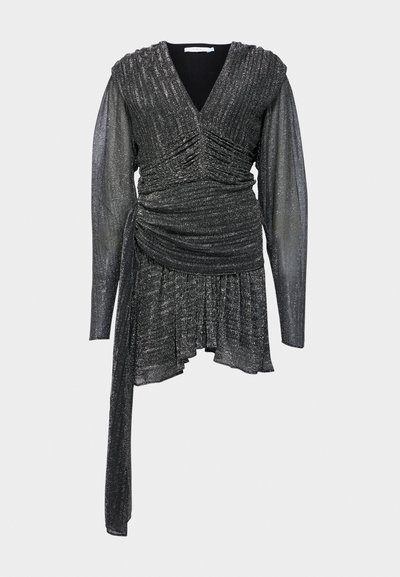 Fekete, csillogó ruha V-nyakkal, gyűrődő részletekkel, hosszú áttetsző ujjaival és aszimmetrikus aljával. Textúrált anyag, amely ragyog.
